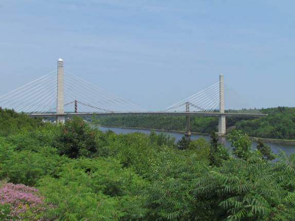Bela ponte atravessa um dos rios do Maine, nos Estados Unidos, chegando em Camden